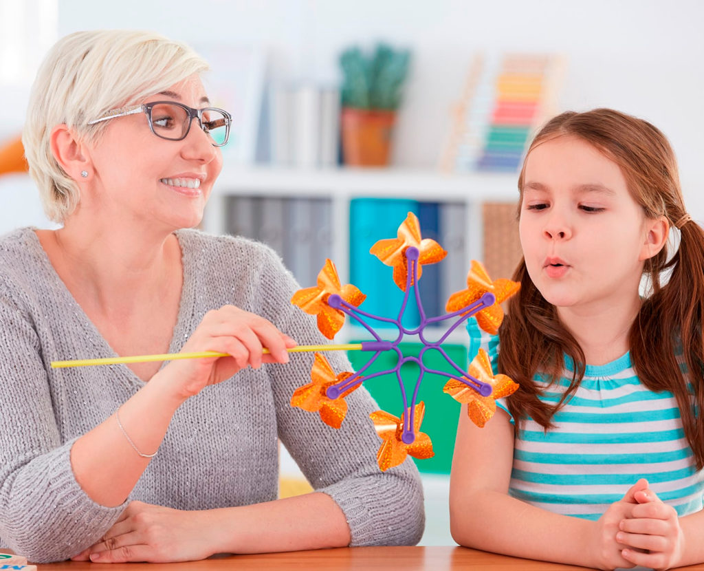 Terapia Infantil. Psicóloga con una paciente infantil