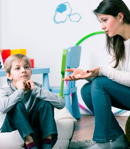Terapia Infantil. Psicóloga con una paciente infantil